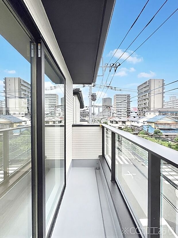 暖かな陽光が降り注ぐバルコニーはお洗濯におすすめ。爽やかな風も心地よいです。