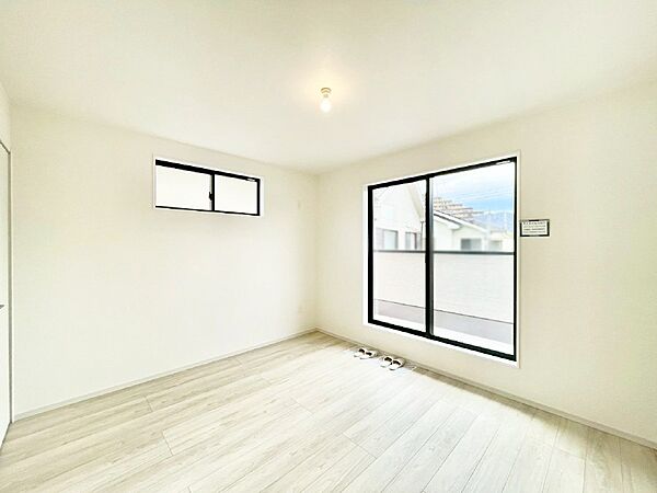 明るいバルコニーサイドに洋室を設置。目覚めの良い寝室に。