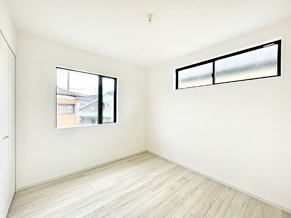 2面採光で気持ちよく自然光が取り入れられるのでお子様のお部屋にもピッタリ