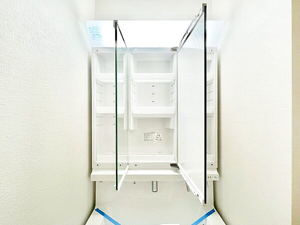 三面鏡の裏に、化粧品や衛生用品などを収納可能。洗面台をすっきりと保ちます！