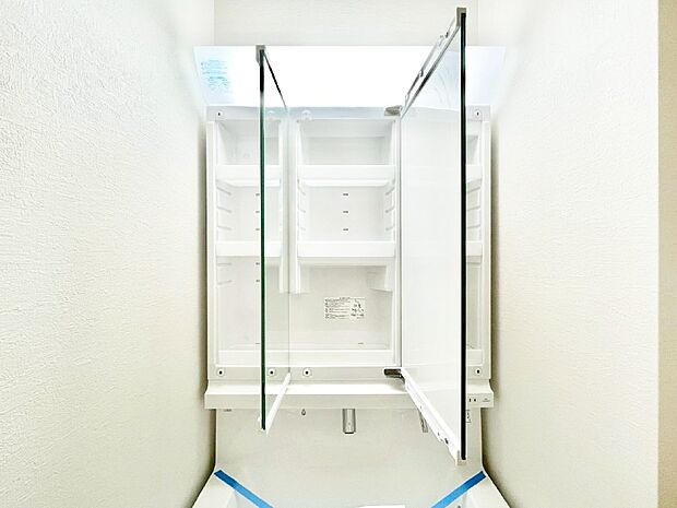 三面鏡の裏に、化粧品や衛生用品などを収納可能。洗面台をすっきりと保ちます!