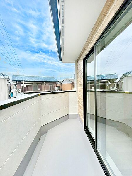 暖かな陽光が降り注ぐバルコニーはお洗濯におすすめ。爽やかな風も心地よいです。