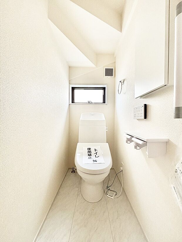 明るく清潔感のあるトイレです。