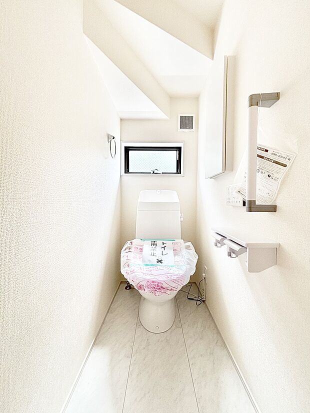 明るく清潔感のあるトイレです。 