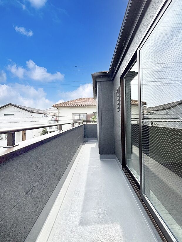 ゆったりバルコニーだから沢山お洗濯ものを干せます。