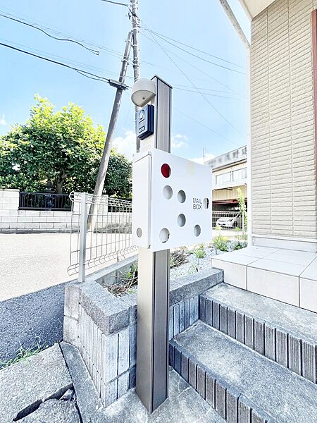 シンプルなデザインのポスト