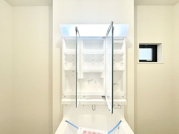 三面鏡の裏に、化粧品や衛生用品などを収納可能。洗面台をすっきりと保ちます!