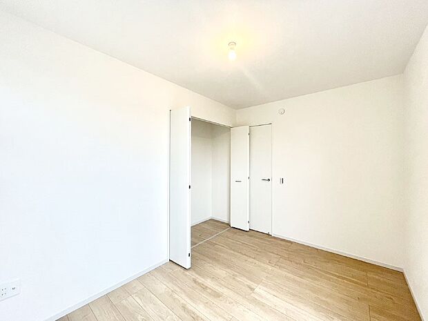 お子さまのお部屋としても!衣類の整理整頓に便利なクローゼット付きの洋室。