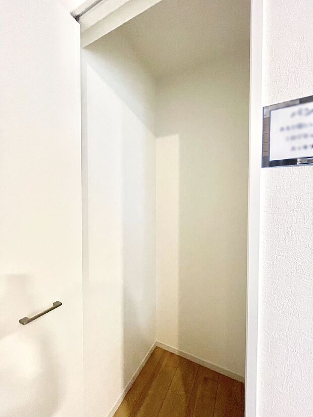 キッチンにはパントリー！食材のストックはもちろん、日用品の収納など使い方はいろいろ！