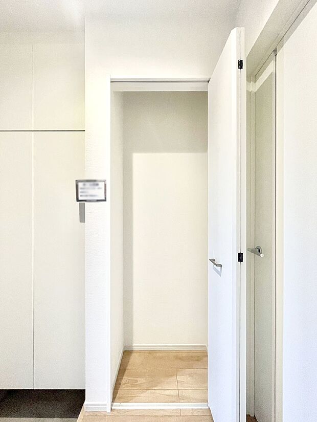 玄関ホール収納です。掃除道具やお出かけ用グッズの収納に便利です。