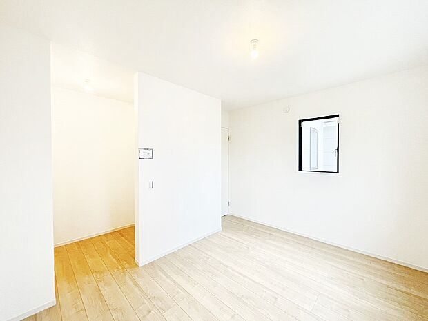 大容量の収納力が嬉しいWIC付きのお部屋でゆったりリラックスタイムが過ごせます!