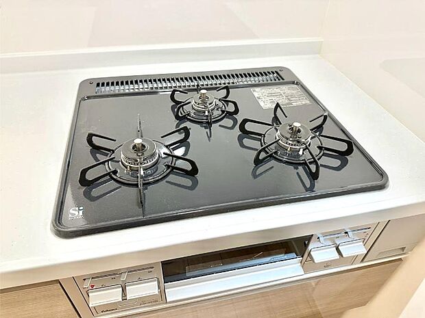 ガスコンロはＳｉセンサー搭載。火力調節や焦げ付き・消し忘れも防いでくれます。