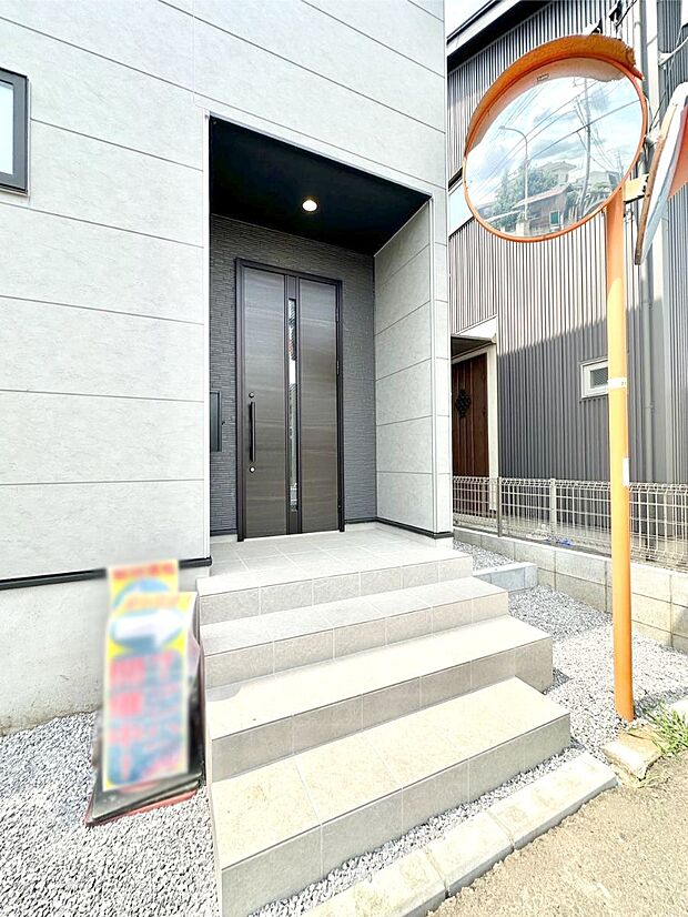 大切な家族、来客を出迎える玄関。