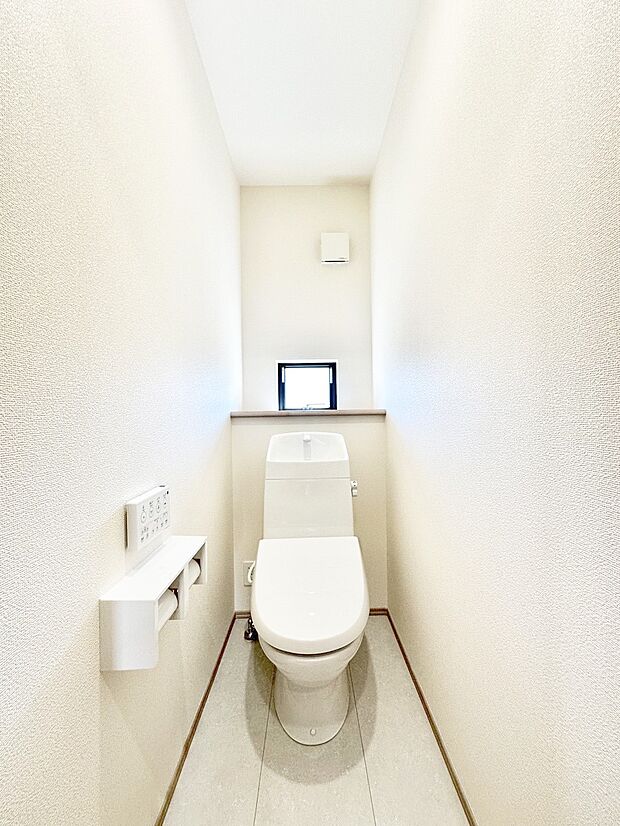 明るく清潔感のあるトイレです。