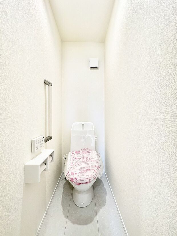 明るく清潔感のあるトイレです。