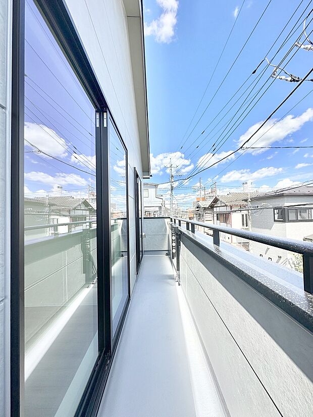 ゆったりバルコニーだから沢山お洗濯ものを干せます。