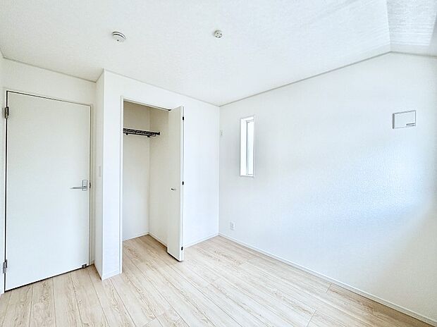 開放感のある勾配天井が素敵な洋室。全居室クローゼット付きです。