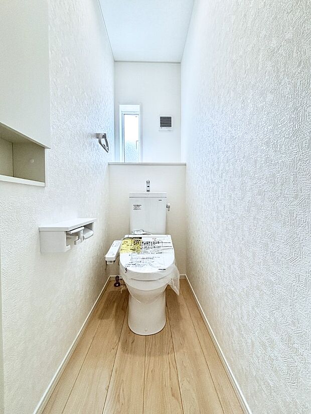 換気用小窓があり、明るく清潔な空間です。