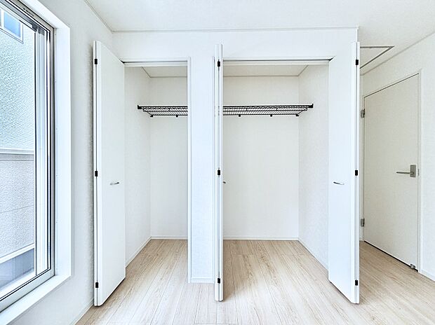 洋室のクローゼット。奥行きがあるので厚手の衣類もすっきり収まります。