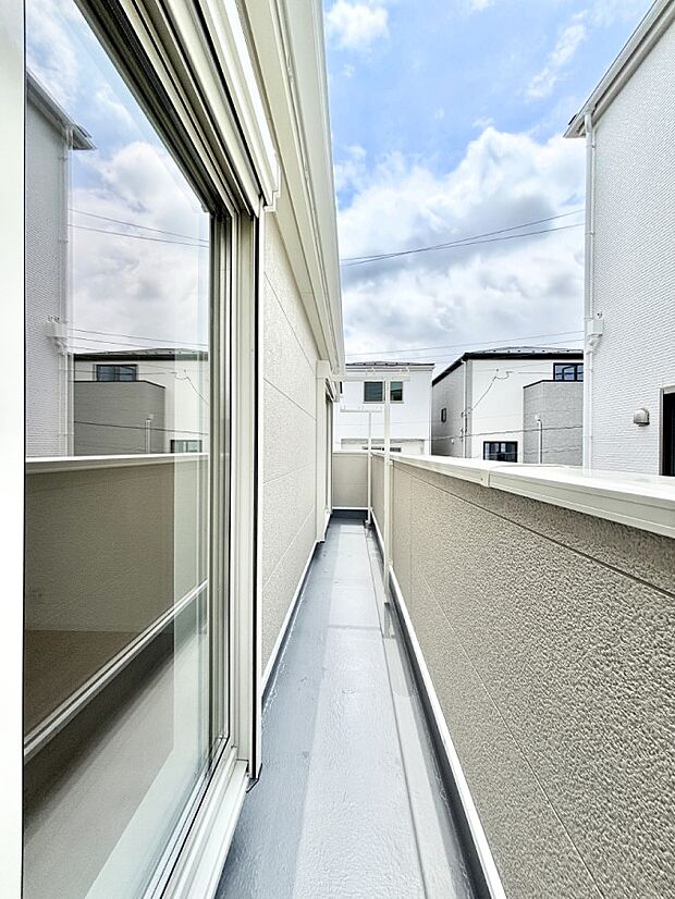 2部屋にまたがるバルコニー。晴れた日には洗濯物も気持ちよく干せそうですね。