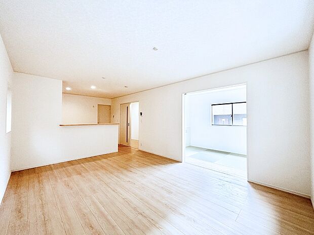 隣接の和室を開放すればさらに広々空間に  