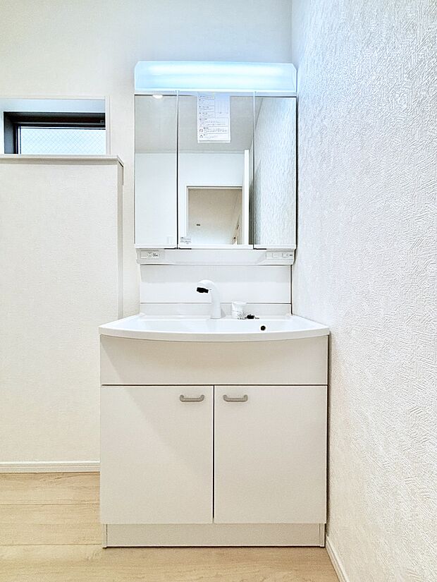 大きく見やすい三面鏡で清潔感ある洗面台は、身だしなみチェックや肌のお手入れにおすすめです。 