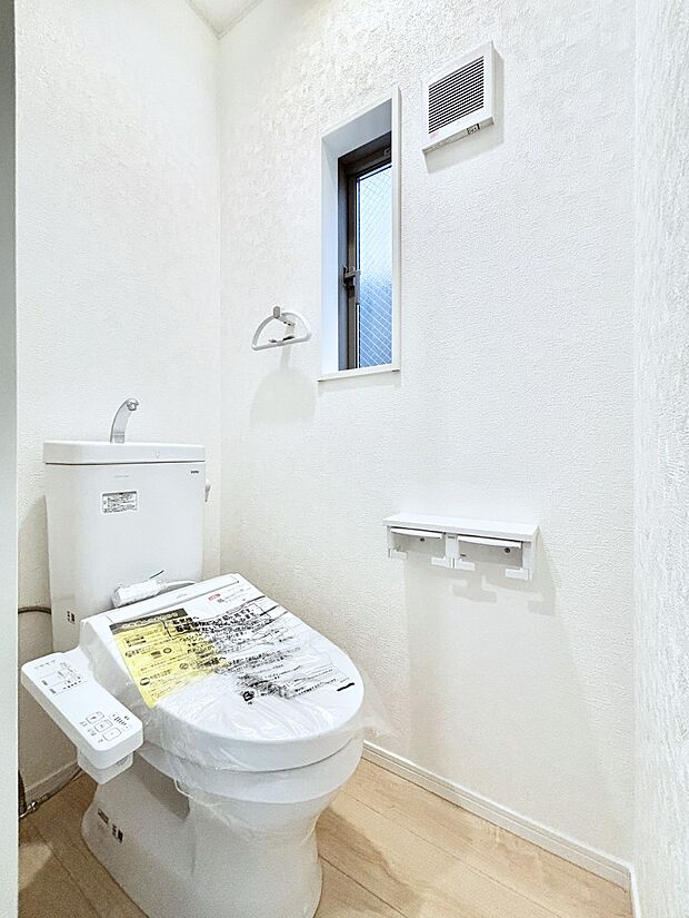 換気用小窓があり、明るく清潔な空間です。
