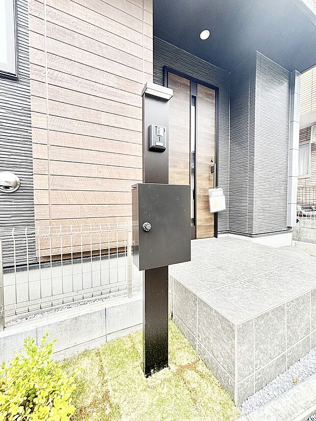 シンプルなデザインのポスト