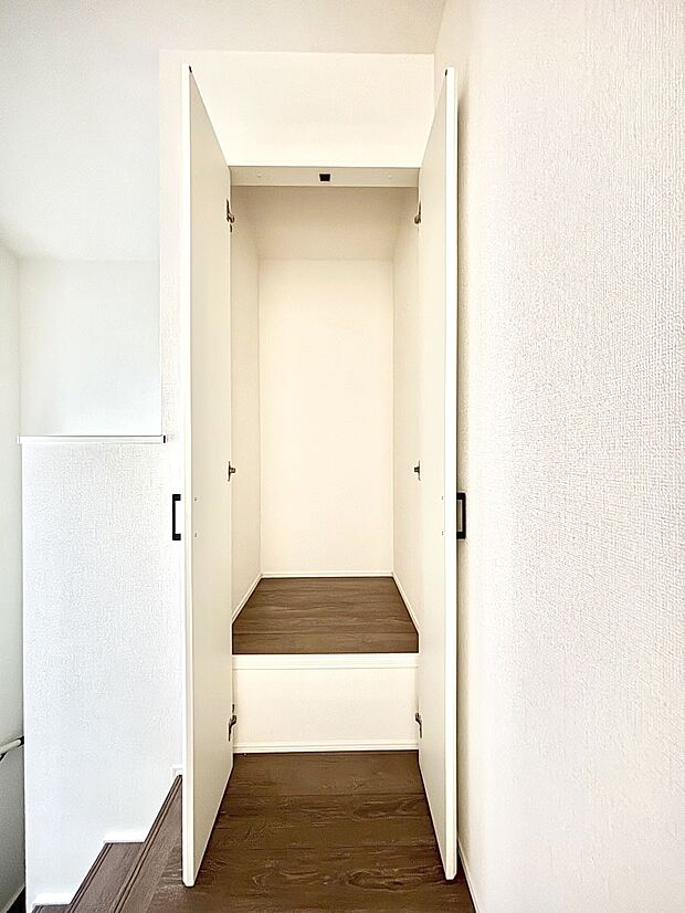 廊下収納。掃除道具や季節の小物を収納することができます。