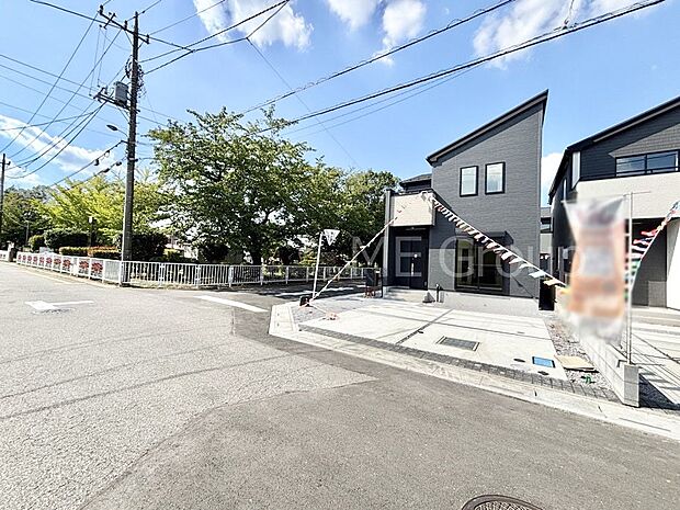 前面道路はきちんと整備されています  