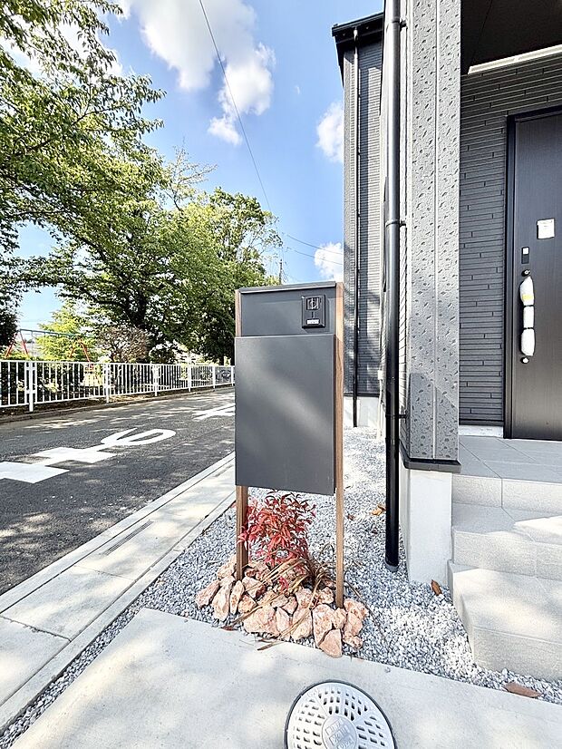 シンプルデザインのポスト。