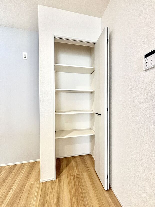 キッチン横収納!食材のストックはもちろん、日用品の収納など使い方はいろいろ!