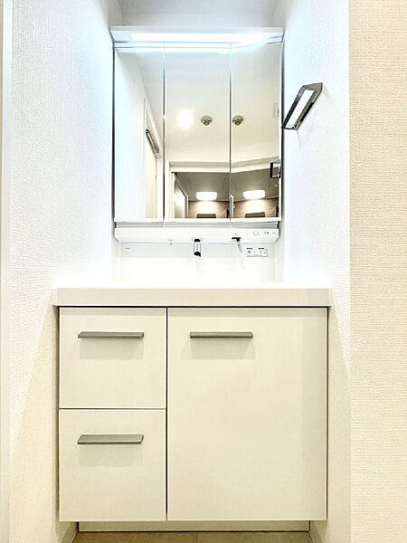清潔感ある洗面化粧室で朝の身支度も快適