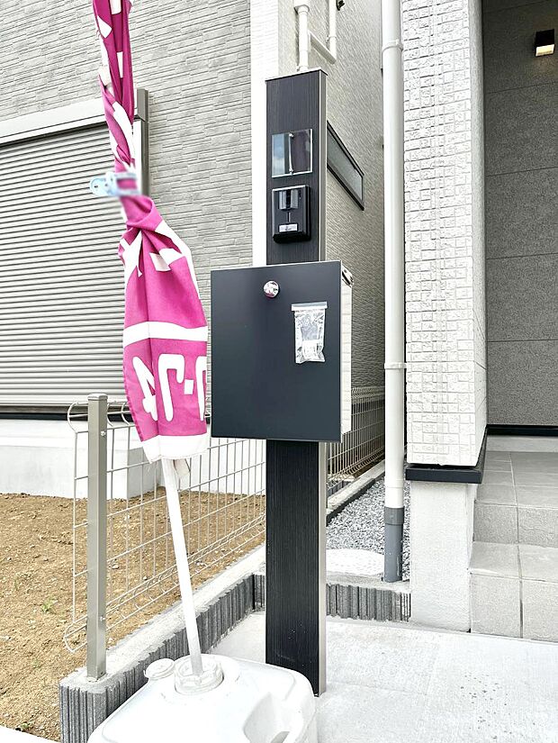 シンプルデザインのポスト。