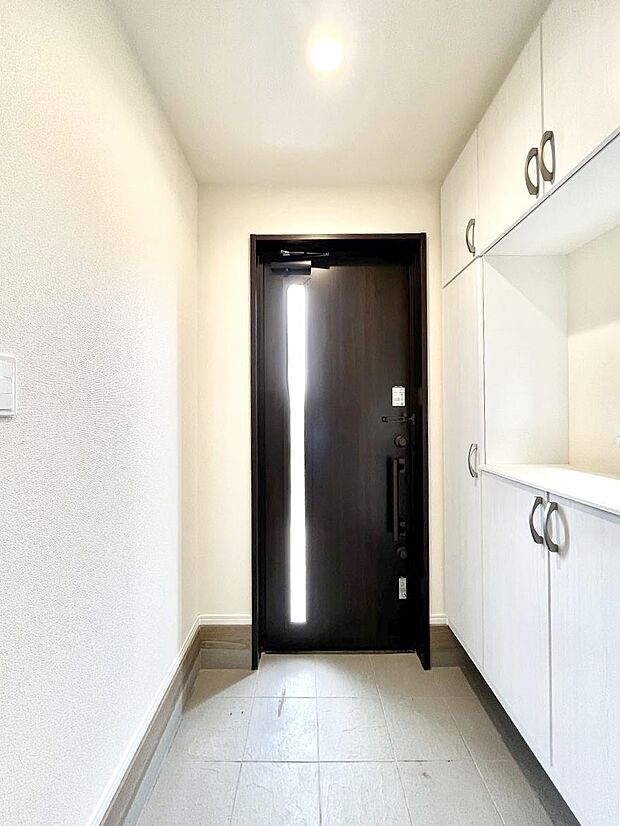 明るい玄関はお客様をお出迎えするのにぴったりです!