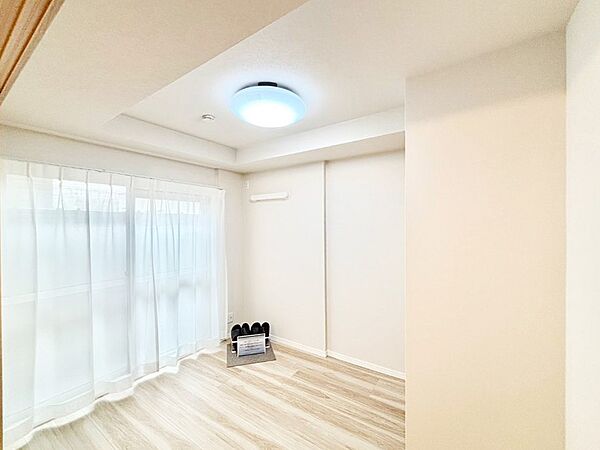 窓からのやさしい光が心地よいプライベートルーム