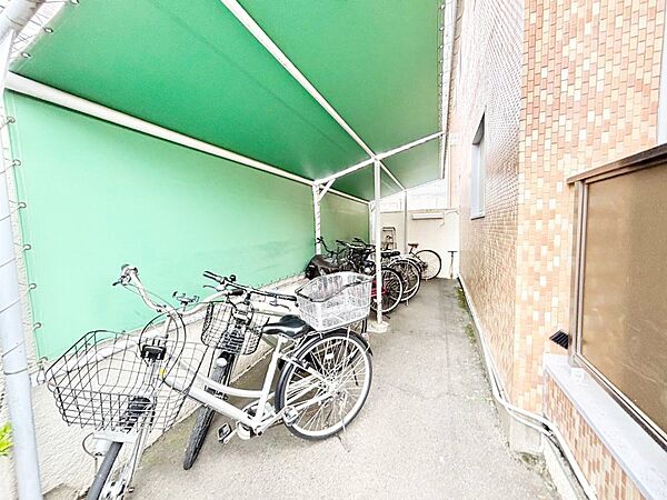 駐輪場は屋根付き