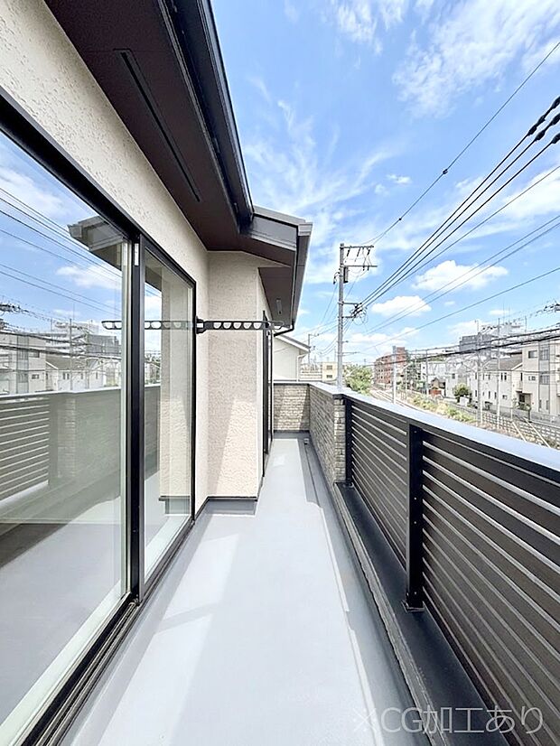 南向きのバルコニー!ご家族の洗濯物はもちろん、お布団もたっぷり干せます!