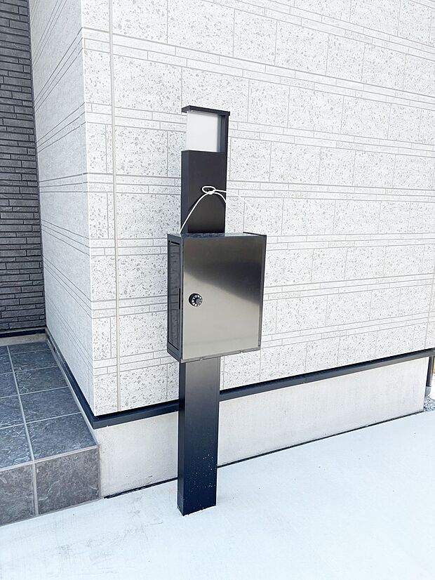 シンプルなデザインのポスト