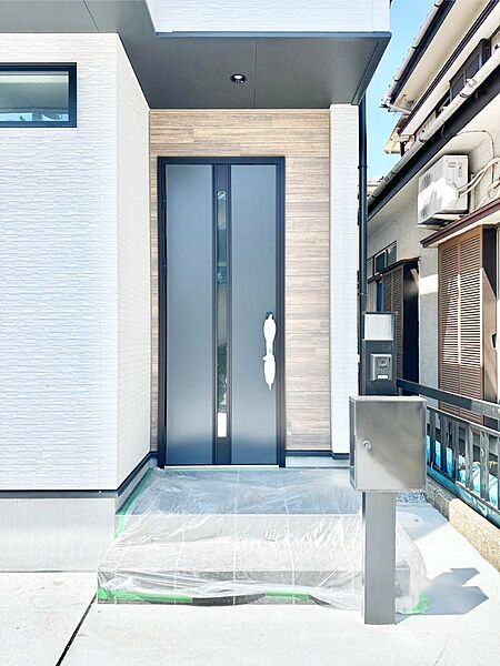 玄関前は雨が降っても濡れにくい屋根付き