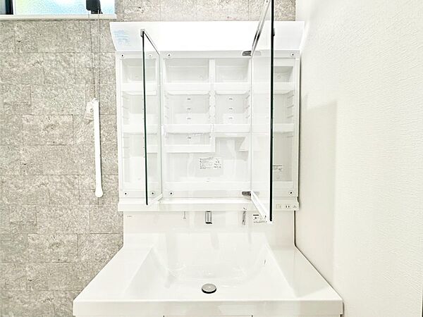 三面鏡の裏に、化粧品や衛生用品などを収納可能。洗面台をすっきりと保ちます！