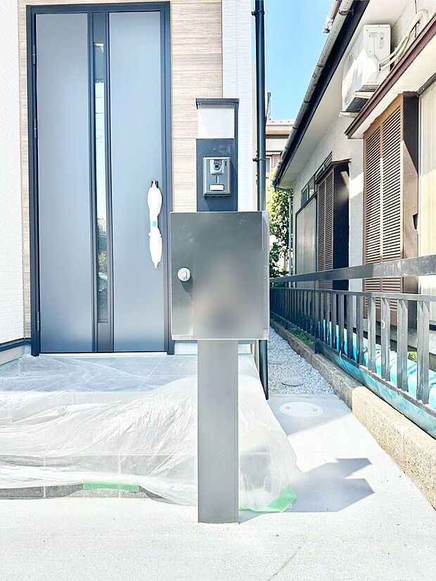 シンプルなデザインのポスト