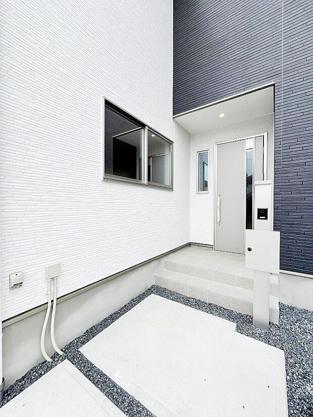 シンプルで落ち着いた雰囲気の玄関でご家族やお客様をお出迎え!