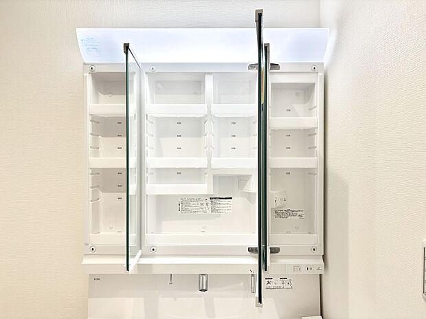 三面鏡の裏に、化粧品や衛生用品などを収納可能。洗面台をすっきりと保ちます！