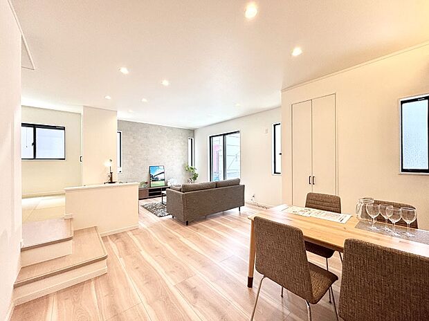 家族の笑顔が自然と生まれてくる、そんな雰囲気のダイニングに仕上がっています。