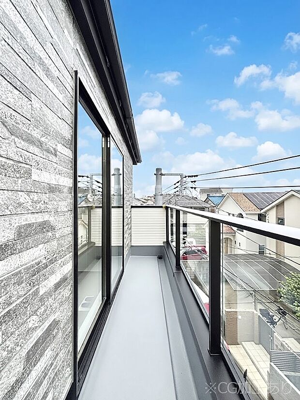 暖かな陽光が降り注ぐバルコニーはお洗濯におすすめ。爽やかな風も心地よいです。 