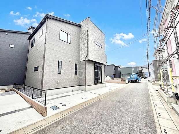 前面道路はきちんと整備されています  