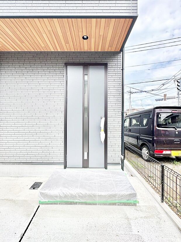 玄関前は雨が降っても濡れにくい屋根付き