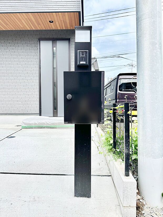 シンプルなデザインのポスト
