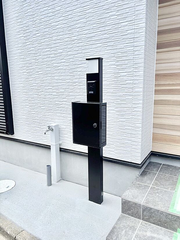シンプルデザインのポスト。